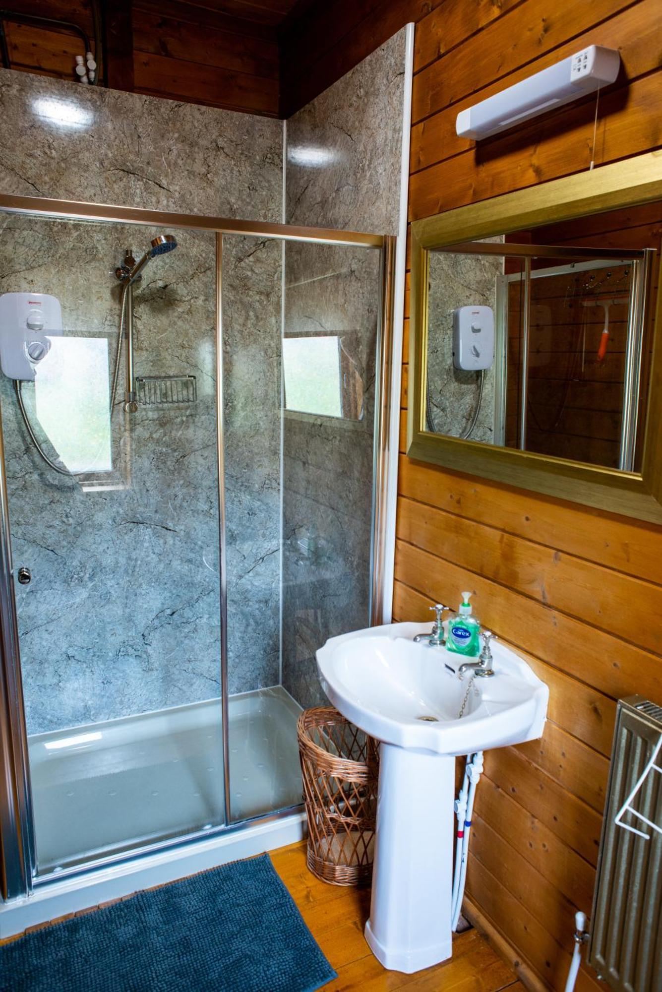 Cherry Cabin - Little Log Cabin In Wales Bettws Cedewain Eksteriør billede