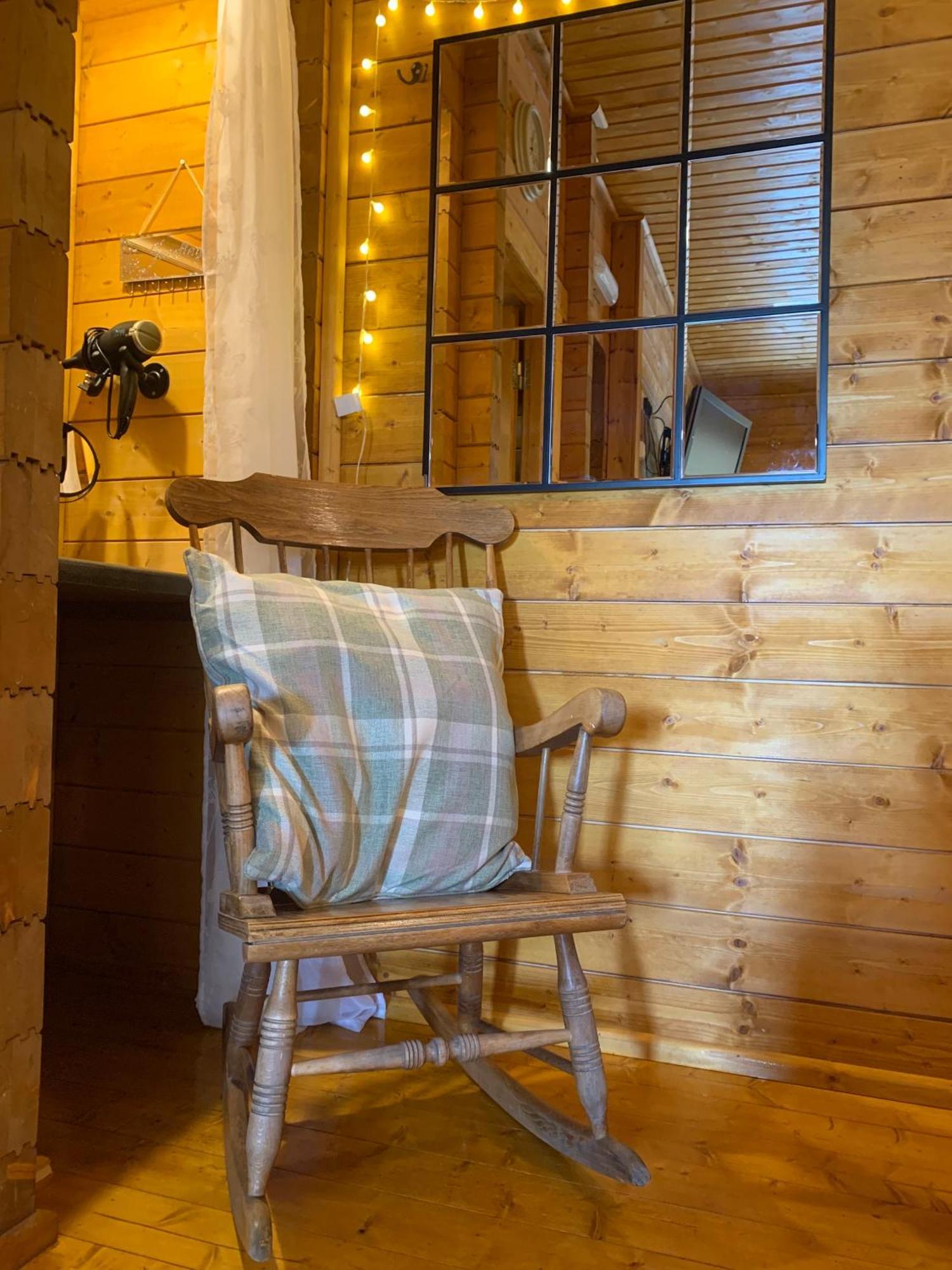 Cherry Cabin - Little Log Cabin In Wales Bettws Cedewain Eksteriør billede