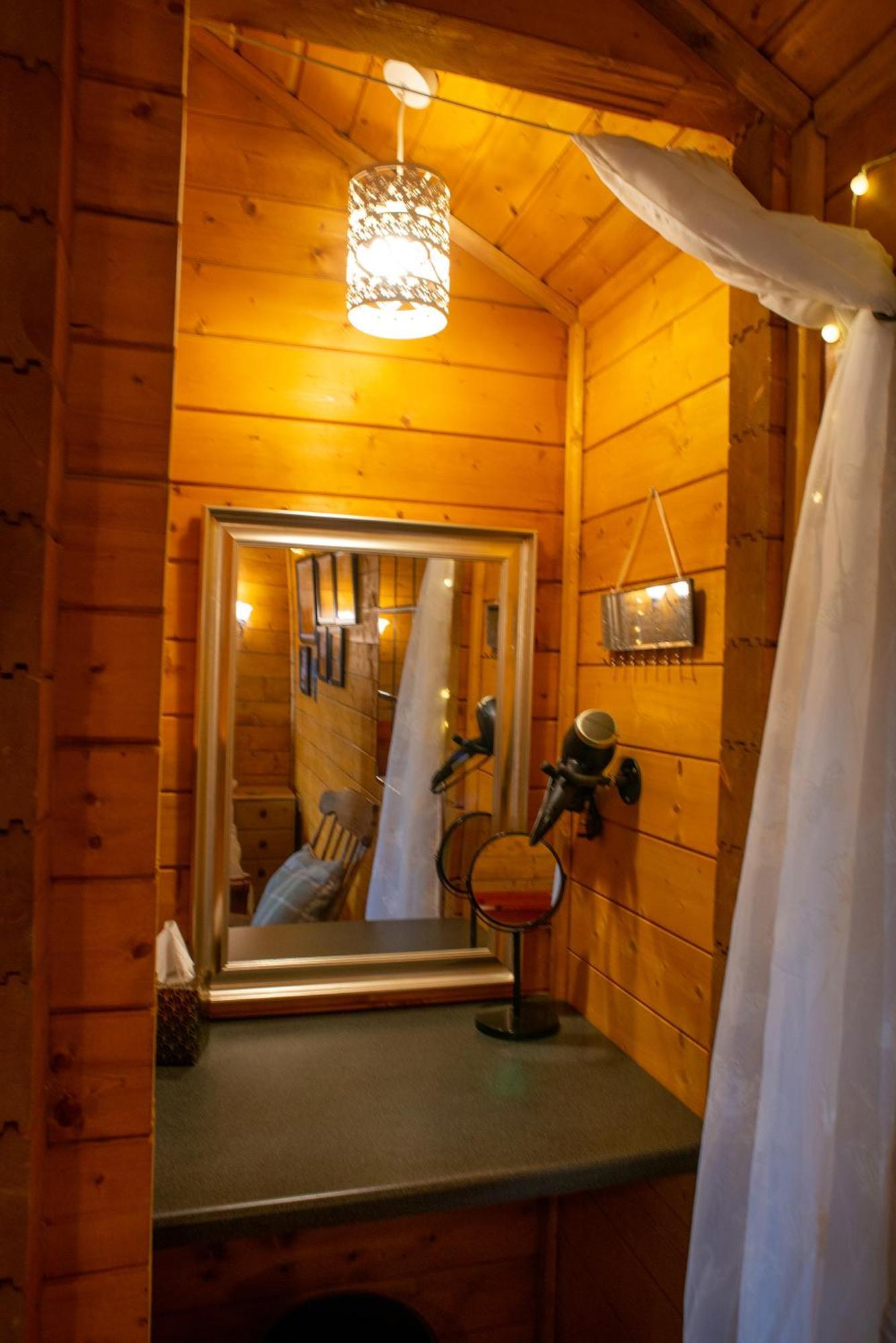 Cherry Cabin - Little Log Cabin In Wales Bettws Cedewain Eksteriør billede