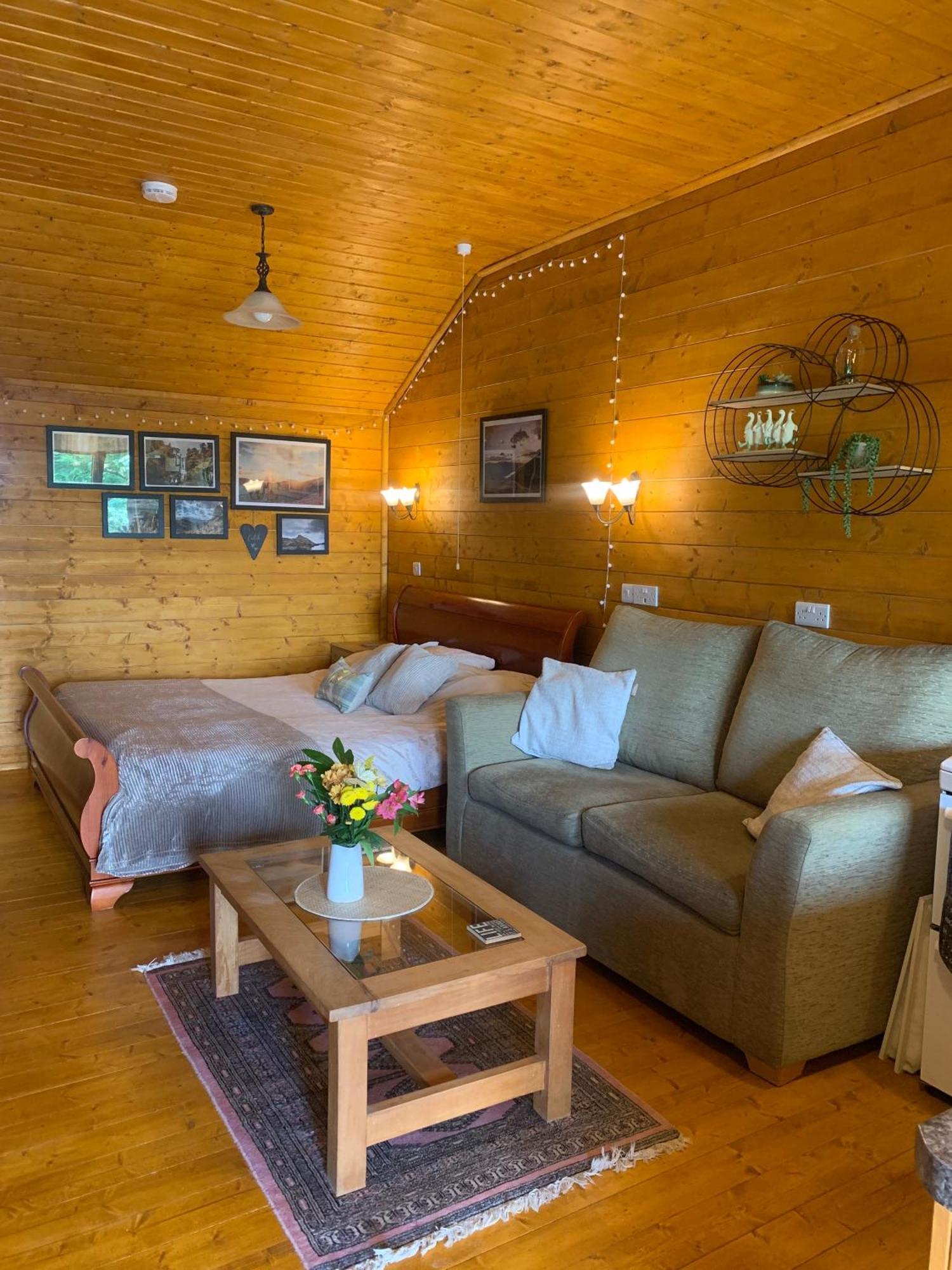 Cherry Cabin - Little Log Cabin In Wales Bettws Cedewain Eksteriør billede